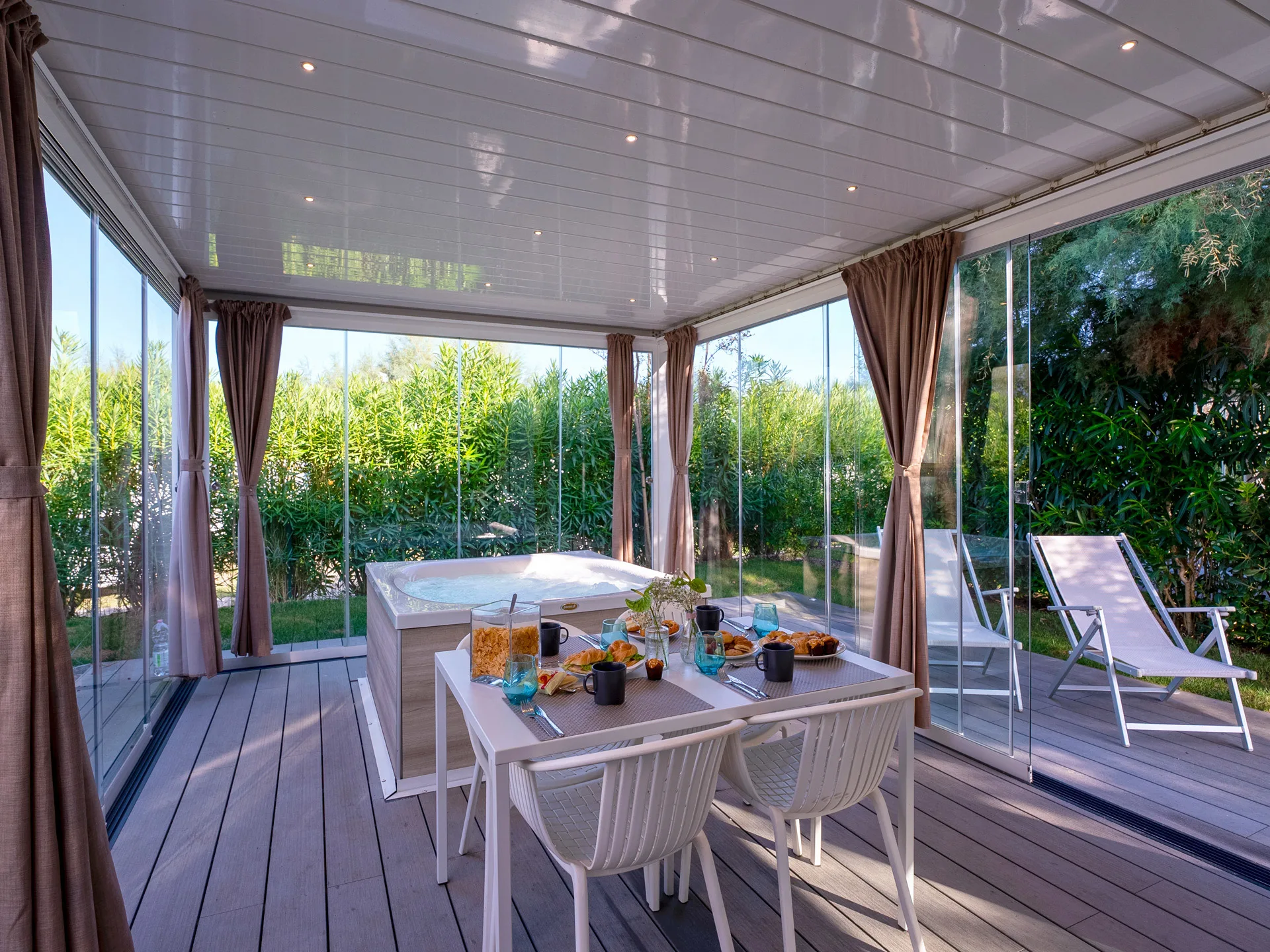 Pergola bioclimatica integrata con vetrate scorrevoli su villa in Puglia — VetratePremium